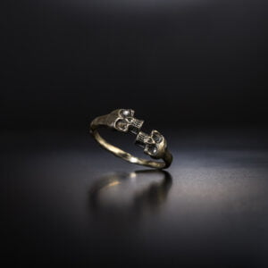 טבעת נשים “Tiny Skulls” עם 2 גולגולות קטנטנות עשוי בעבודת יד מכסף סטרלינג 925.