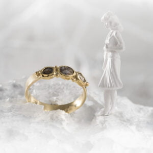 טבעת זהב עם שלושה יהלומים בגוון חום עמוק