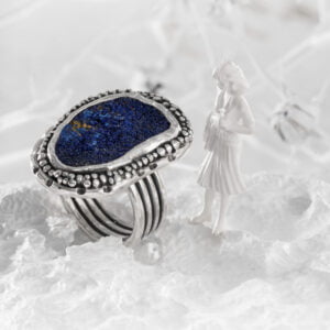 טבעת כסף עם אבן גולמית כחולה